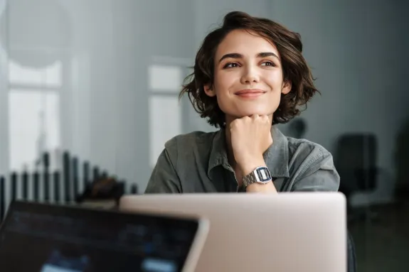 Une femme confiante dans la préparation de sa retraite